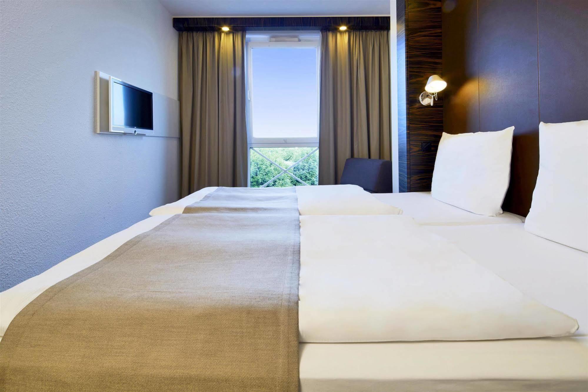 B&B Hotel Muenchen-Putzbrunn Bagian luar foto